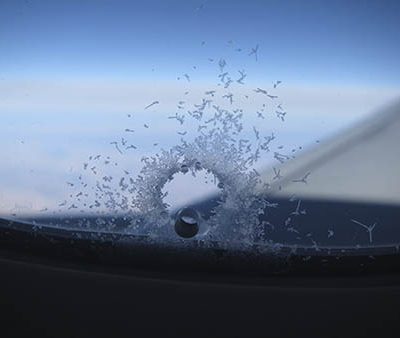 ¿POR QUÉ HAY UN AGUJERO EN LAS VENTANAS DE LOS AVIONES?