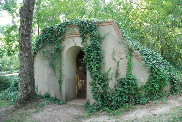 VISITA EL BUNKER DEL PARQUE DE EL CAPRICHO